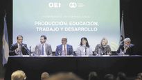 conclusión. El jefe de Gabinete, Juan Manzur, junto a Luis Scasso, director de OEI, legisladores nacionales y referentes de distintos espacios, durante el panel de cierre del seminario que se realizó esta semana.