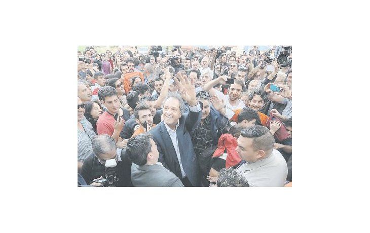 Daniel Scioli hizo una caminata ayer en Rosario,  mientras el PJ apuesta a cálculos y ecuaciones para pensar que  el resultado todavía está abierto: el voto massista, el anti-Macri y el pensamiento lateral.