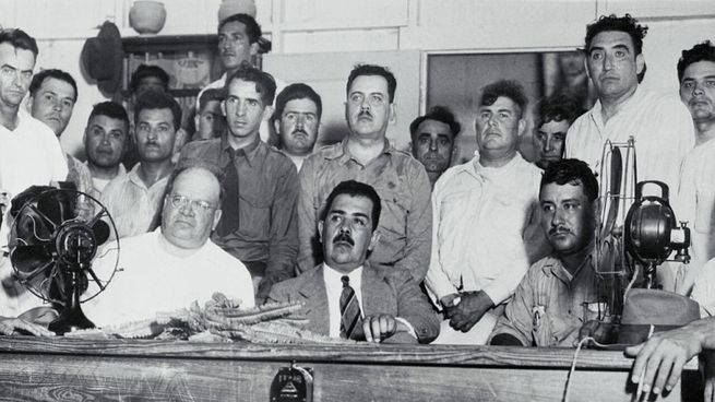 Lázaro Cárdenas firma en 1938 el decreto de expropiación de los bienes de las compañías petroleras,