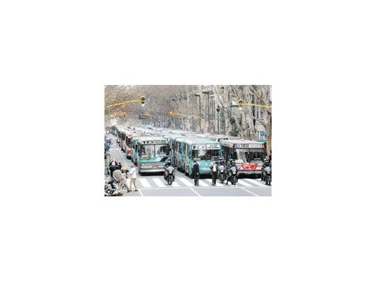 Unos 600 colectivosparalizaron por más dedos horas, ayer, el centroporteño al marchar haciael palacio municipal enrechazo a la medida quepermitiría a taxis sinpasajeros desplazarsepor sus carriles exclusivos.