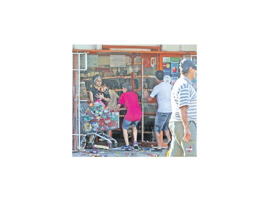Los violentos saqueos en Córdoba desataron una escalada de hechos delictivos en casi todo el país, que dejaron un saldo de al menos doce muertos.