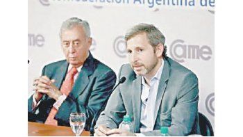 El economista del PRO, Rogelio Frigerio, y el titular de la CAME, Osvaldo Cornide, participaron de un encuentro con más de 300 dirigentes pymes realizado ayer en la sede de la entidad.