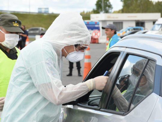 Personal vial intercepta los vehículos a su paso y proceden a la toma de la temperatura del conductor.