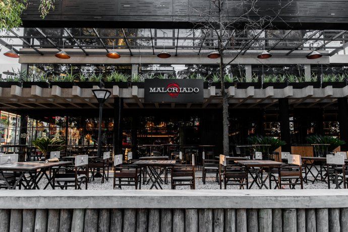 Its gastronomic proposal features exclusive cuts of grass cooked on the grill, clay oven and plow disc. Its gastronomic proposal features exclusive cuts of grass cooked on the grill, clay oven and plow disc.