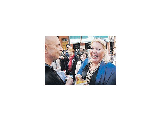 Carrió junta adoquines para empezar campaña en Capital