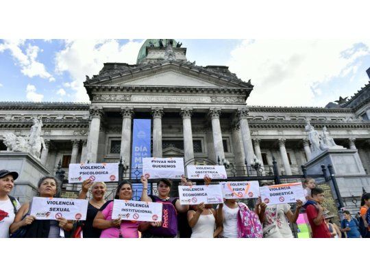 MASIVA MARCHA. Miles de mujeres se manifestaron frente al Congreso Nacional y marcharon a la Plaza de Mayo por los derechos de la mujer, en su día.