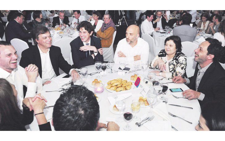 Eco. Fernando Sánchez (Carrió), Roy Cortina (PS), Lousteau, Emiliano Yacobitti (titular UCR Capital), Graciela Ocaña y Maxi Ferraro, en cena radical, el miércoles. Conformaron la alianza que casi le gana la Capital al PRO.
