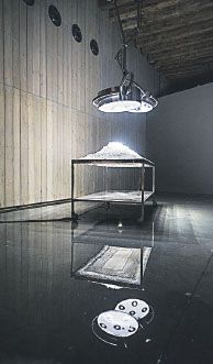 La conmovedora instalación “Eva. La lluvia”, que cierra el recorrido por la muestra de Nicola Costantino en la Fundación Amalia Lacroze de Fortabat.