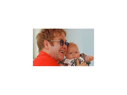 Elton John y Zachary Jackson Levon (Foto: The Sun)