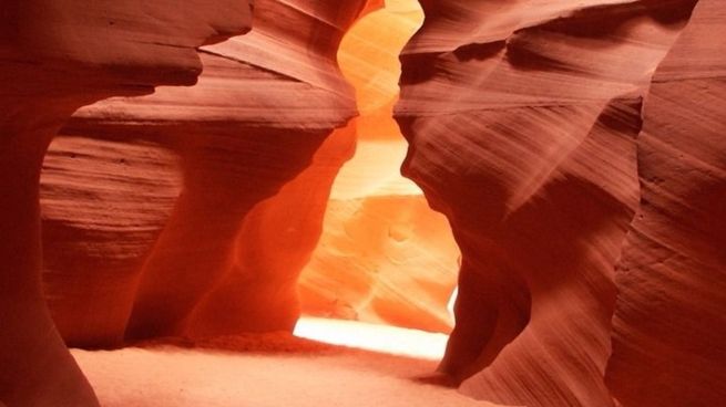 El recorrido hacia las cuevas incluye caminatas por paisajes impresionantes.