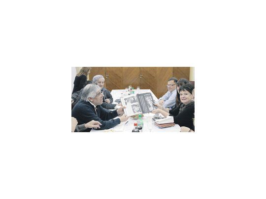 Hugo Moyano reapareció ayer, en feriado, para mostrarse con referentes sindicales internacionales, aunque todos sus movimientos apuntan al mercado -político- interno.