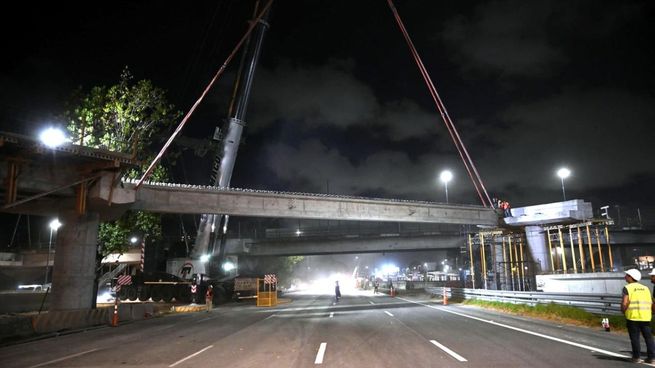 Las vigas de 32 metros de largo fueron colocadas con la asistencia de gruas.