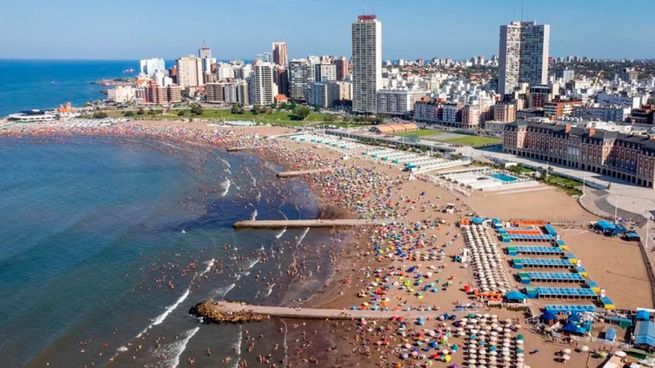 Aluvión. Miles de turistas ya están disfrutando de las playas top de Buenos Aires desde fines de diciembre.