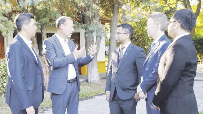 encuentro. El flamante CEO de Petronas, Nazri Malek, fue recibido en Neuquén por Omar Gutiérrez y su vice Marcos Koopmann. La firma mira nuevos puntos en la provincia para ampliar sus inversiones.