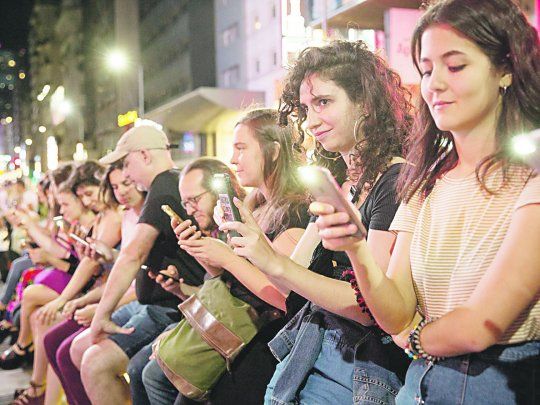 Teatro por whatsapp. Al llegar, los 60 espectadores se suman a un grupo para este recorrido performático.&nbsp;