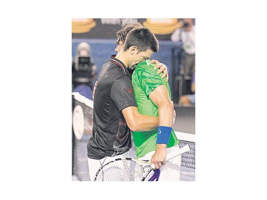 El abrazo entre dos gladiadores: Djokovic y Nadal.