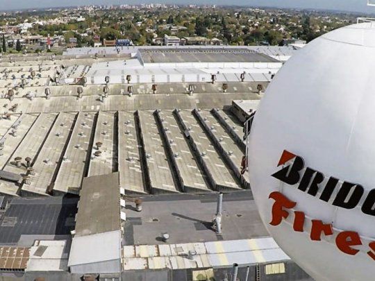 Bridgestone fabrica neumáticos en su planta de Llavallol, provincia de Buenos Aires, donde trabajan 700 personas.