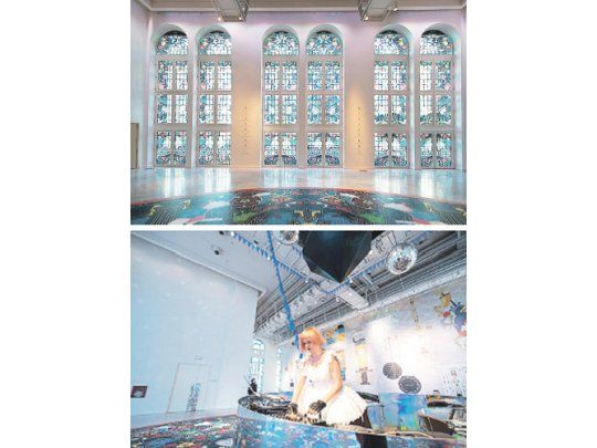 Gracias a la instalación “Futopia Faena by Studio Job” la arquitectura de la Sala Molinos revela lo que pretende ser: una catedral más terrena que celestial. En el espacio ilusorio de una pista de patinaje se levanta la consola de una DJ (foto abajo).