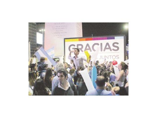 Centenares de militantes de Cambiemos se agolparon en el Obelisco porteño anoche para festejar el triunfo de Mauricio Macri en el balotaje.