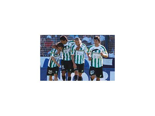 Banfield se abraza y festeja el único gol del partido.