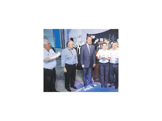 Daniel Scioli apareció por sorpresa la noche del viernes en la cena de los policías bonaerenses para dictar una reconciliación con los buenos que no se amotinaron. En la foto, Hugo Matzkin y Alejandro Granados.
