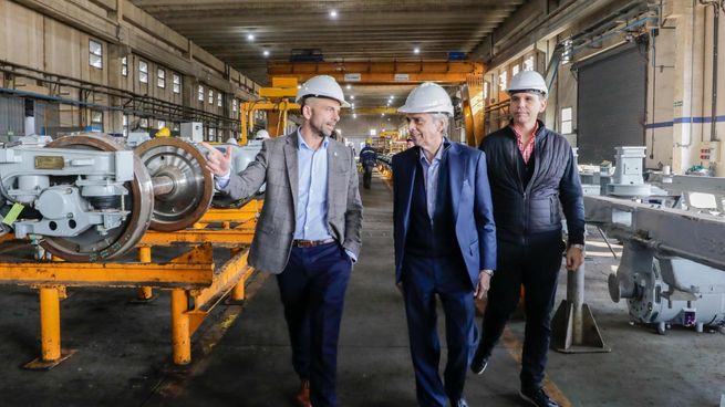Durante la visita, los funcionarios tuvieron la oportunidad de conocer los 8.900 metros cuadrados de superficie donde se encuentran las cinco naves destinadas a tareas generales, reparación de locomotoras, intervención de carrocería y pintura; y los dos talleres para el procesamiento de pares montados, frenos y control de calidad.