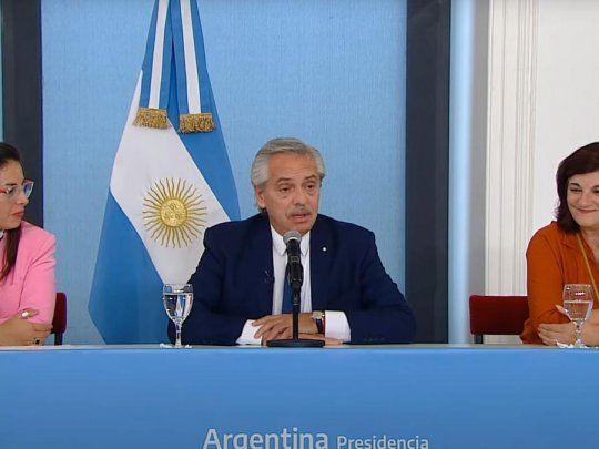 Alberto Fernández junto a Ayelén Mazzina y Kelly Olmos.&nbsp;