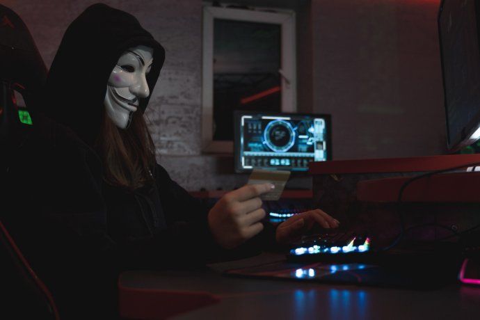 El stalkerware puede acceder a llamadas, mensajes, ubicación, historial de navegación y hasta controlar cámara o micrófono sin que el usuario lo note. El 98% de los delitos cibernéticos involucra algún tipo de ingeniería social, según datos recabados por la compañía Lynx Tec.