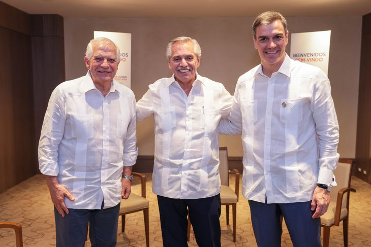 El presidente Alberto Fernández, junto a Pedro Sánchez y Josep Borrell. 