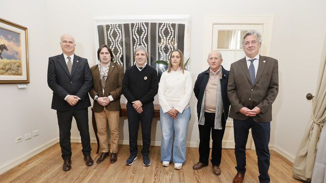 Caputo en La Rural con representantes de la Mesa de Enlace. A nivel económico, subrayó que el dólar “está muy tranquilo”.