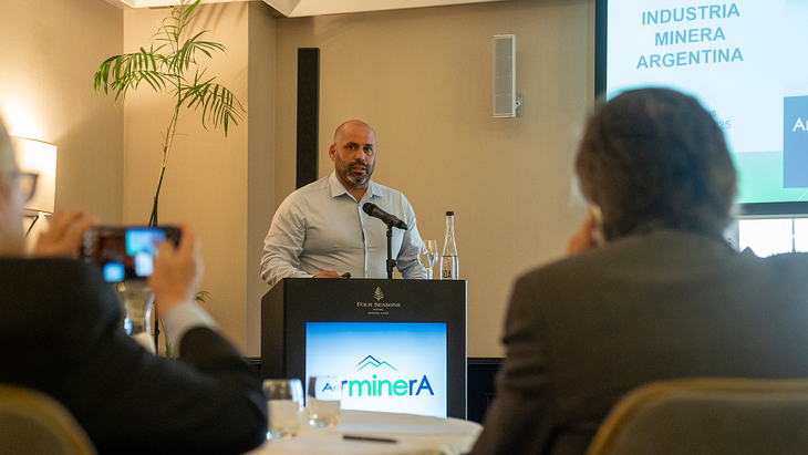 Ezequiel Gorbar&aacute;n, de Messe Frankfurt Argentina, detall&oacute; c&oacute;mo ser&aacute; la feria bianual ArMinera 2025 y adelant&oacute; que para 2027 ya hay lista de espera de participantes.