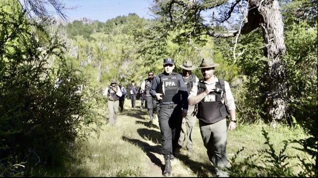 Diversas fuerzas de seguridad montaron un gran operativo en el Parque Nacional Los Alerces.