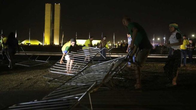 Ls seguidores de Bolsonaro derribaron las vallas de seguridad la noche del lunes y prometieron incendiar al sede de la Corte.