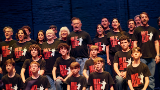 “Billy Elliot” en el Opera es el musical basado en el entrañable film de Stephen Daldry, que cuenta la historia del chico que quería bailar y debía enfrentarse a un padre castrador. “Billy Elliot” en el Opera es el musical basado en el entrañable film de Stephen Daldry, que cuenta la historia del chico que quería bailar y debía enfrentarse a un padre castrador.