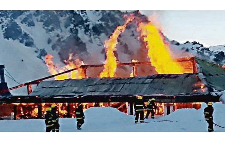 Fuego. Las llamas consumieron toda la estructura del lugar sin que se registraran heridos. Los servicios del centro ya funcionan correctamente.