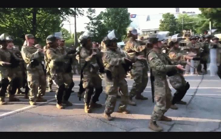 El baile de las fuerzas de seguridad para descomprimir una protesta en EEUU