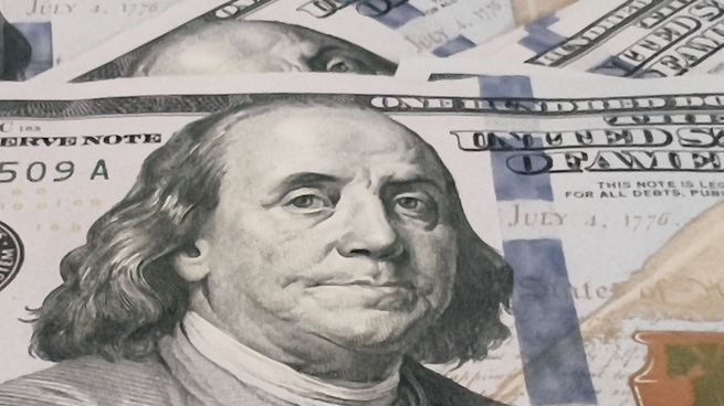 Pese a una leve suba, el dólar completó su séptima baja mensual en 2025.