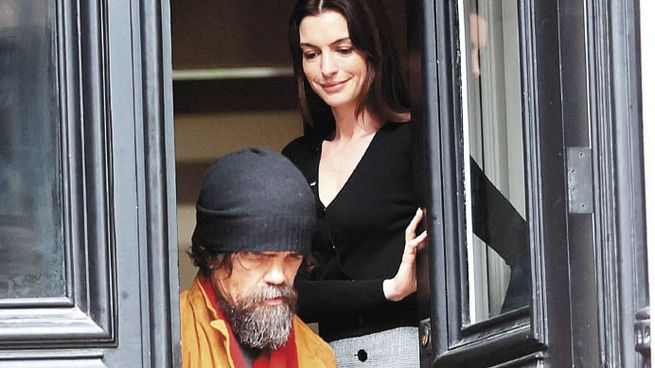 she came to me. Peter Dinklage y Anne Hathaway en la comedia romántica que abre esta noche el festival de Berlín.