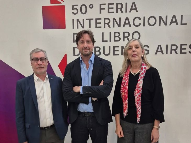 Ezequiel Martínez, director de la Fundación del Libro, Christian Rainone, presidente de la Fundación El Libro y María Gabriela Quinteros, embajadora argentina en México, durante la Feria de Guadalajara. Ezequiel Martínez, director de la Fundación del Libro, Christian Rainone, presidente de la Fundación El Libro y María Gabriela Quinteros, embajadora argentina en México, durante la Feria de Guadalajara.