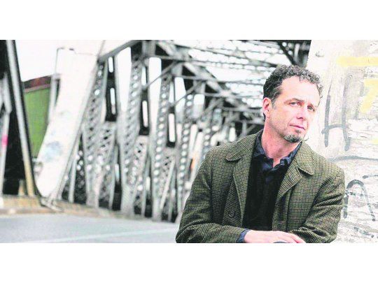 Martínez Siccardi. “Los escritores avanzamos como en un auto, por un campo, en medio de la noche”.