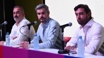 El Jefe de Gabinete Marcos Peña acompañado por Federico Salvai y por Eduardo Macchiavelli, jefes de campaña del oficialismo en la provincia de Buenos Aires y en la Ciudad.