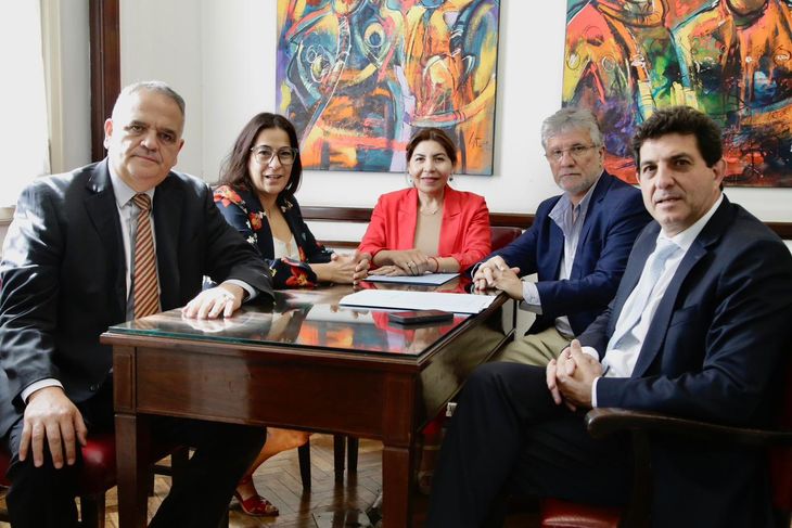 El bloque de Convicción Federal en el Senado. En el medio, quienes votaron a favor del Presupuesto 2026. El bloque de Convicción Federal en el Senado. En el medio, quienes votaron a favor del Presupuesto 2026.