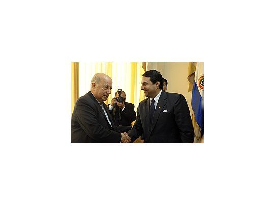 En su visita a Paraguay, Insulza se reunió con el presidente en ejercicio, Federico Franco.