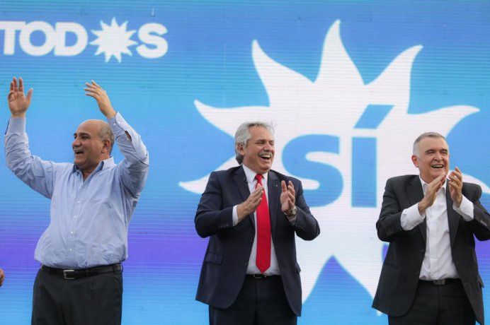 El presidente Alberto Fernández junto a Juan Manzur, en Tucumán.