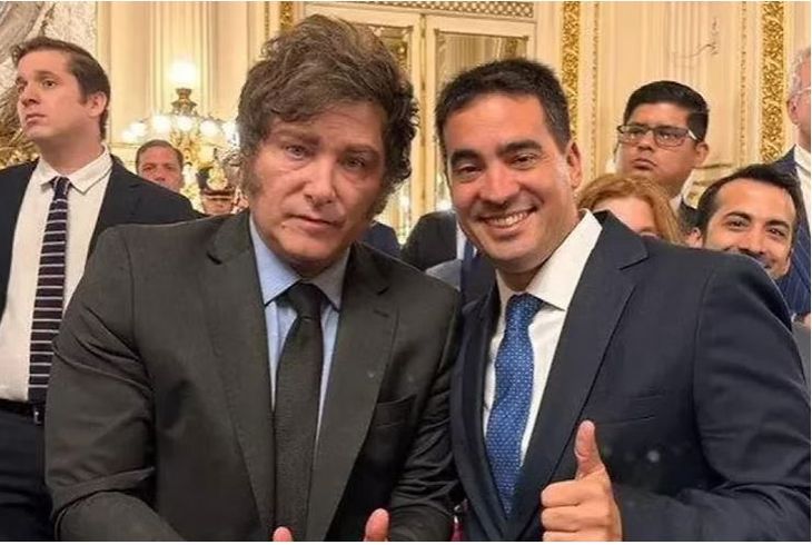 Javier Milei y Adrian Ravier. “Ravier es Milei” fue la cantinela de su campaña para diputado, aunque el se ha definido como liberal, antes que libertario. Es una de las mentes económicas menos conocidas detrás del presidente.