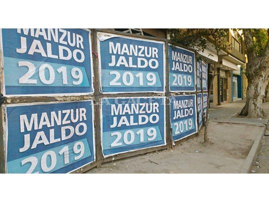 picardía. La pegatina en Tucumán traza un esquema prematuro de la batalla que comenzará a definirse recién hacia fines del próximo año.