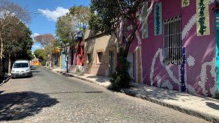 Pasaje Lanín, la labor del artista Marino Santa María aportó un resultado que consolidó la estética del lugar con materiales duraderos, reflejos de luz y texturas más ricas