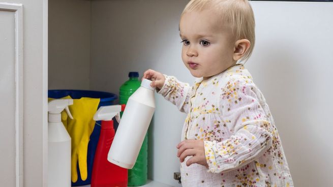 niña productos de limpieza.jpg