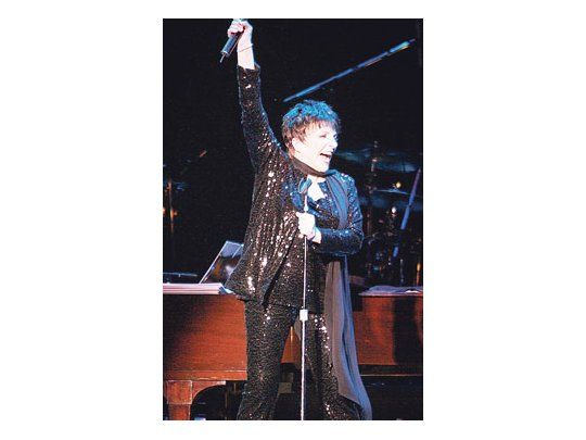 Con mejor voz que en su visita anterior, y un repertorio muy parecido (incluyendo el set «Cabaret», por supuesto) Liza Minnelli dejó contentos a los fans que llenaron el Luna Park.