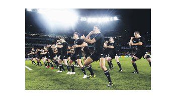 ámbito.com | El tradicional e intimidante Haka de los All Blacks. Nueva Zelanda es el gran candidato a ganar ante Francia la Rugby World Cup.